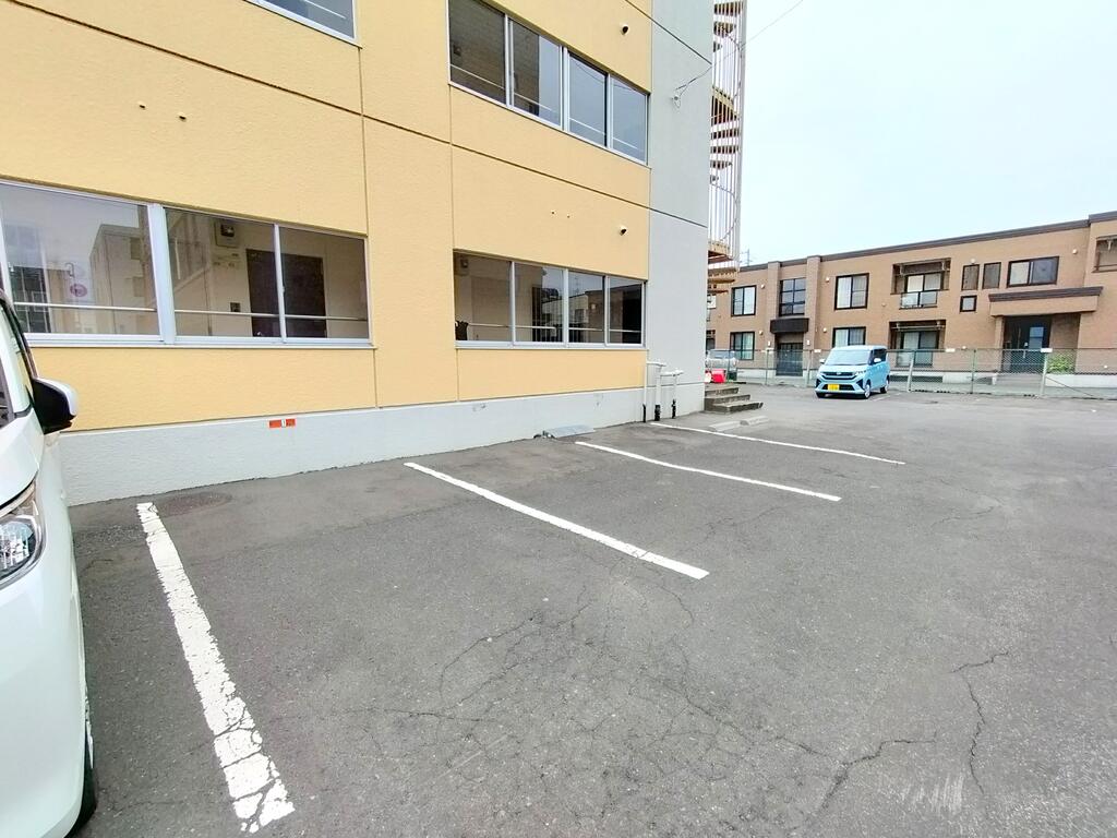 駐車場　お車停めやすい青空駐車場です※現在空き無し