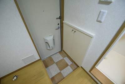 玄関　写真は同棟内別部屋です