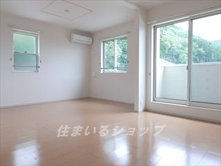 居室・リビング　明るい角部屋・エアコン付き