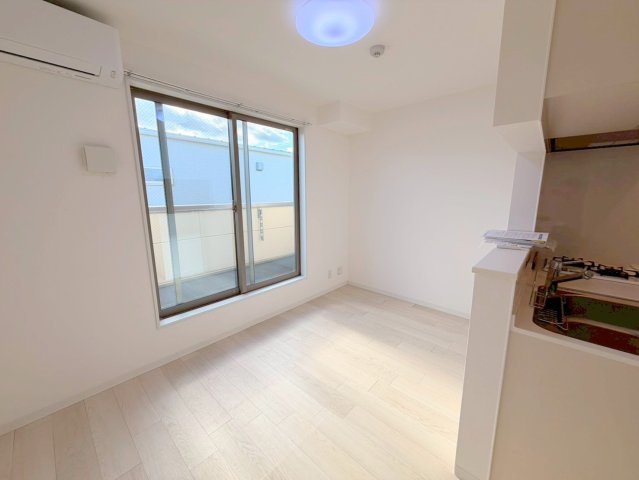 居室・リビング　白を基調とした内装でおしゃれで、落ち着ける空間です。