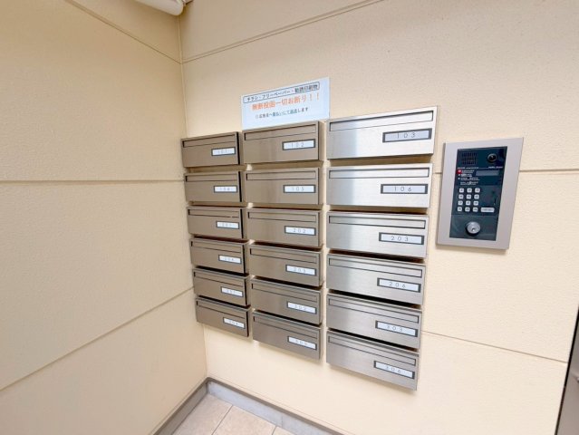 ロビー　ロビーにある各部屋毎のメールボックス。