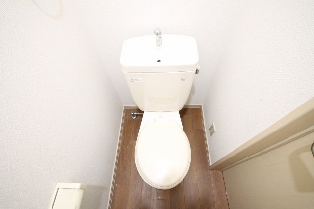 トイレ　落ち着いた色調のトイレです