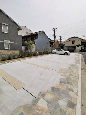 駐車場　駐車場があるので、車を買う予定の方も安心です