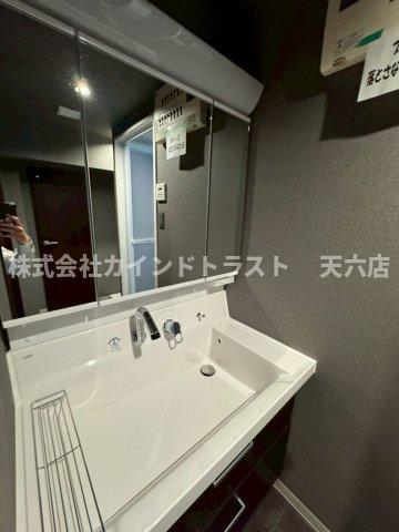洗面設備　ゆったりとスペースのある洗面所