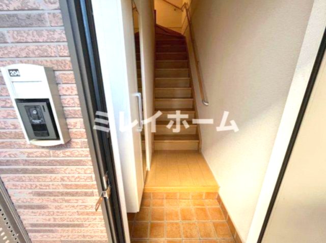 玄関　同建物内、別のお部屋の参考写真になります。