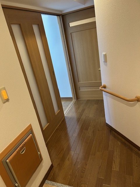 玄関　段差なし、ベンチと手摺でお出かけもらくらく。