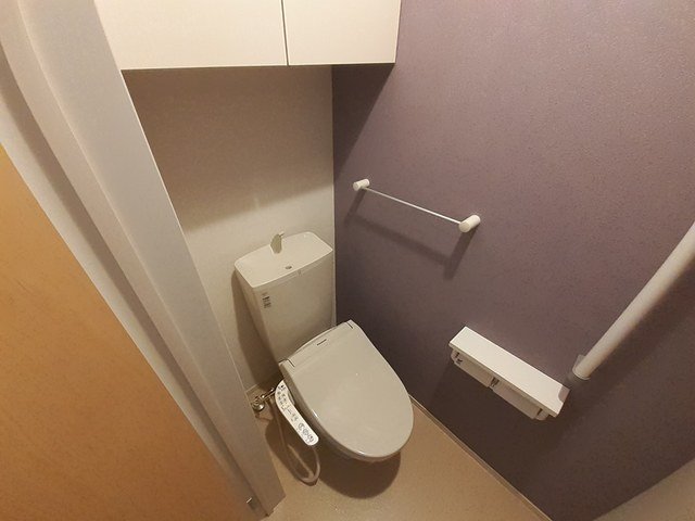トイレ　落ち着いた色調のトイレです