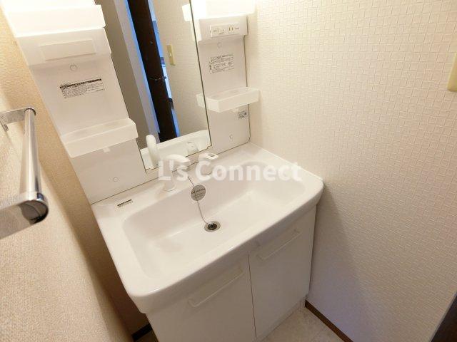 洗面設備　朝の支度もスムーズな独立洗面台。