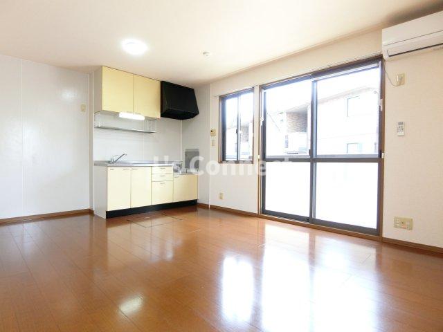 居室・リビング　１０．５帖のＬＤＫ。角部屋で２面に窓があります。