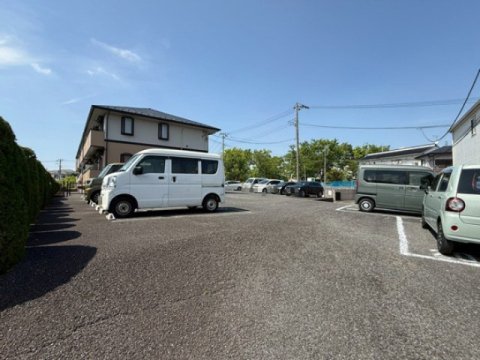 駐車場　いつでも目の届く敷地内に駐車場があります♪お車をお持ちのファ