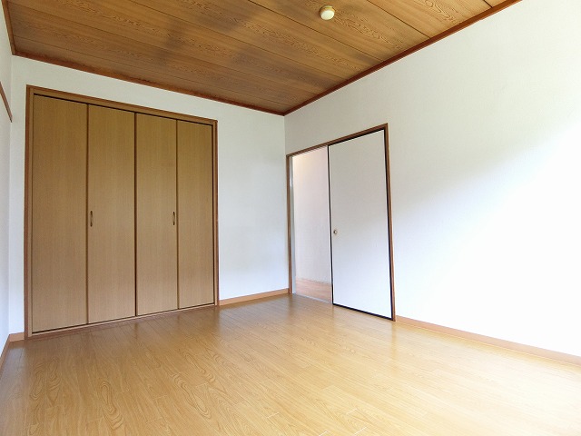その他部屋・スペース　南西向き洋室6帖☆クローゼットがあります♪お洋服がスッキリ収