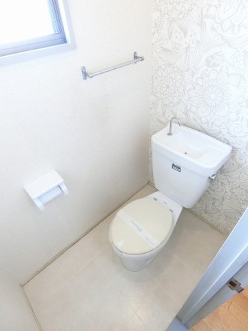 トイレ　人気のバストイレ別です♪窓のあるトイレで換気もOK☆嫌なニオ