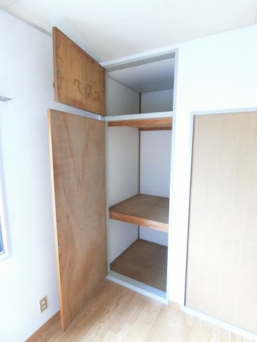 眺望　洋室4.5帖のお部屋にある収納スペースです！天井高の収納スペ