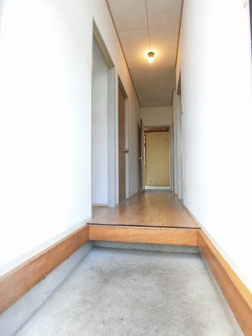 玄関　玄関から室内への景観です！右手にキッチン、正面に和室がありま