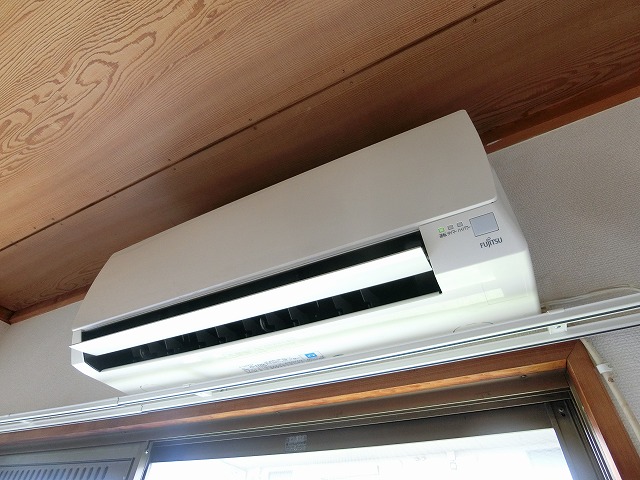 その他設備　洋室6帖のお部屋にあるエアコンです！ムシ暑い夏も肌寒い冬も快