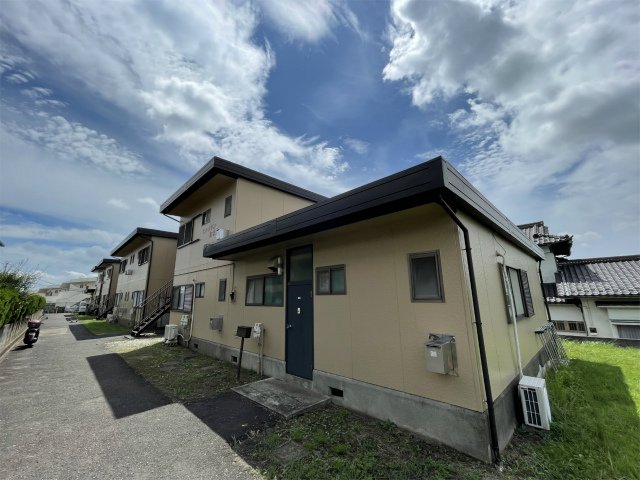 建物外観　小学校が近くてお子様のいるファミリーさんにおすすめ♪ブルーラ