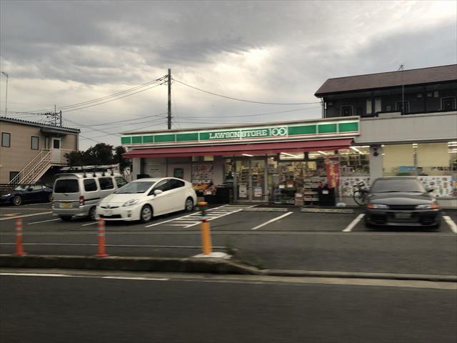 コンビニ　ローソンストア１００（コンビニ）まで611m