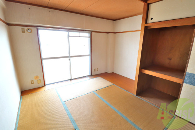 その他部屋・スペース　大きな窓で明るい和室！