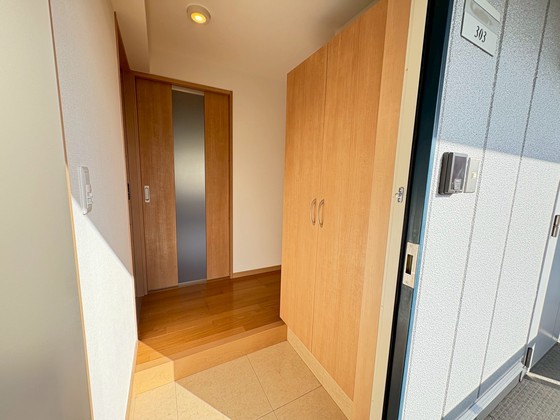 玄関　※別号室の写真です。