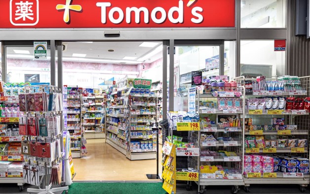 ドラックストア　トモズ白金プラザ店（ドラッグストア）まで280m
