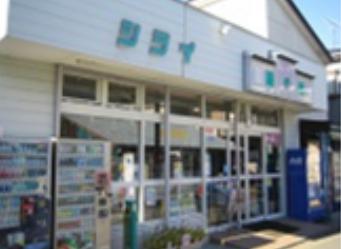 コンビニ　タウンショップシライ（コンビニ）まで145m