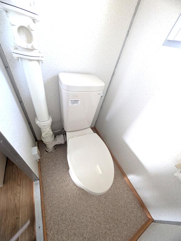 トイレ　トイレには窓あり