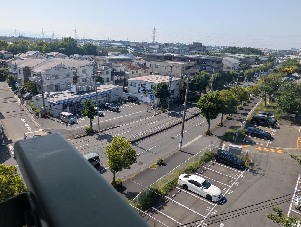 眺望　6帖からの眺望、駐車場やローソンが見えます