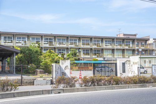 小学校　長野市立吉田小学校（小学校）まで482m