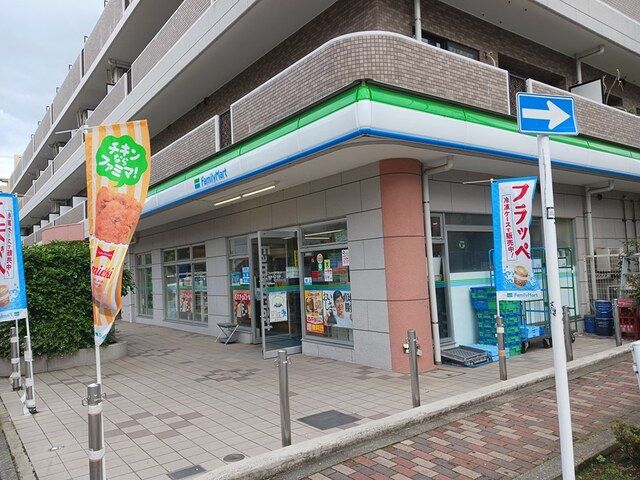 コンビニ　ファミリーマート（コンビニ）まで496m