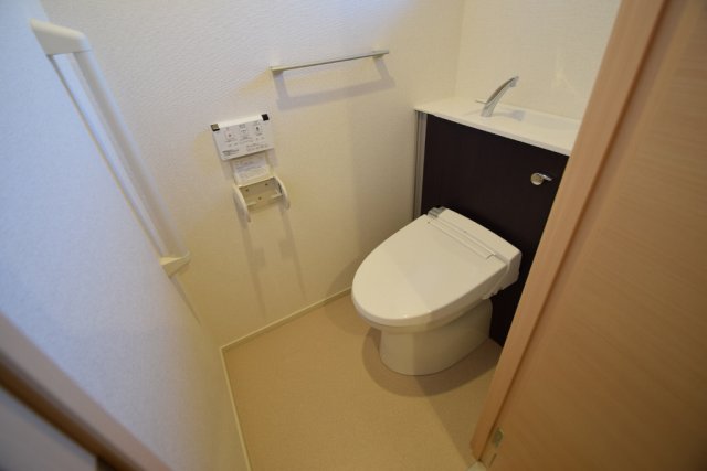 トイレ　ウォシュレット付き
