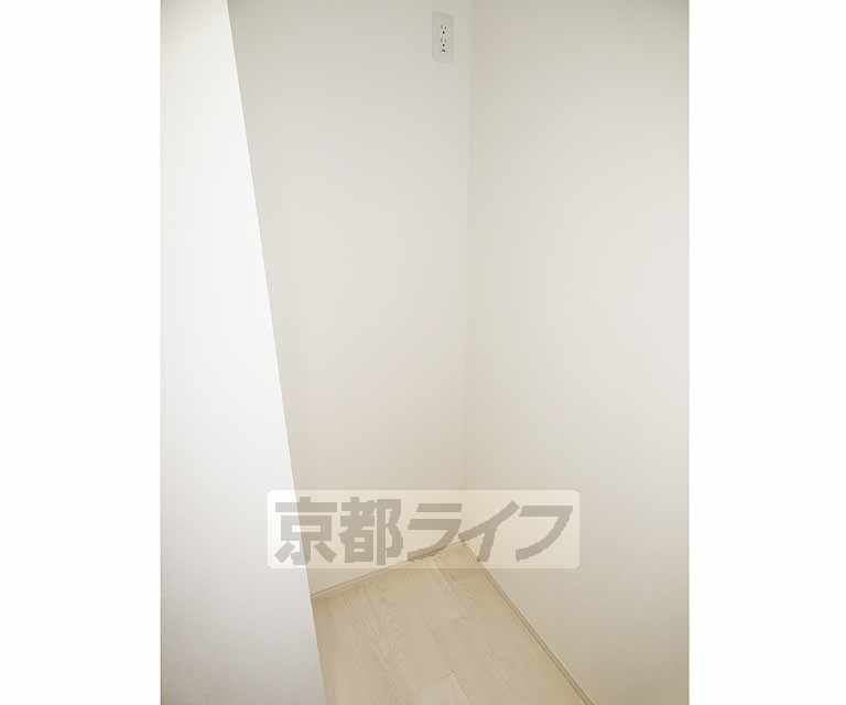 その他部屋・スペース　キッチン後方に冷蔵庫を置くスペースがあります。