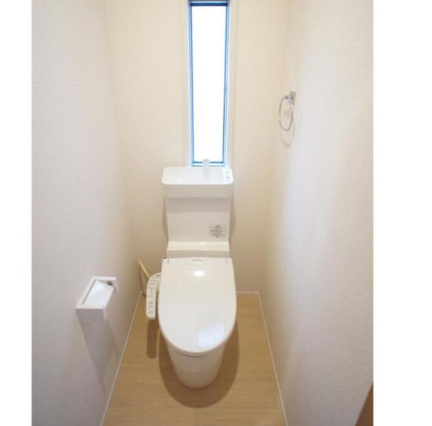 トイレ　落ち着いた色調のトイレです