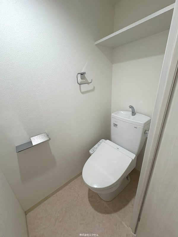 トイレ　きれいなトイレです。温水洗浄便座です。