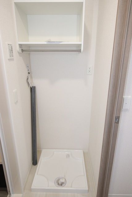 その他設備　洗濯機置き場には便利な備え付けの棚（建築中）