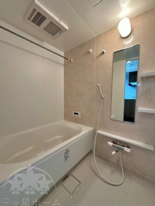 バス・シャワールーム　別部屋の写真の為、床やクロスの色調が異なる場合がございます