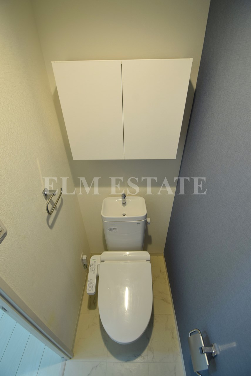 トイレ　別部屋の写真の為、床やクロスの色調が異なる場合がございます