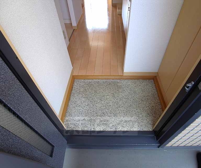 玄関　隣にシューズケースあります。