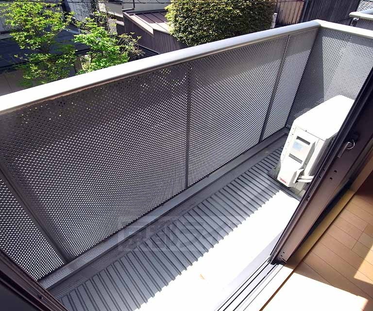 バルコニー　気持ちのいい日差しがさします。