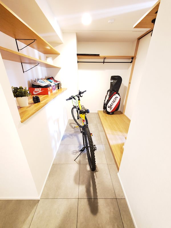 玄関　玄関(モデルルームのため実際のお部屋に小物は付きません。)