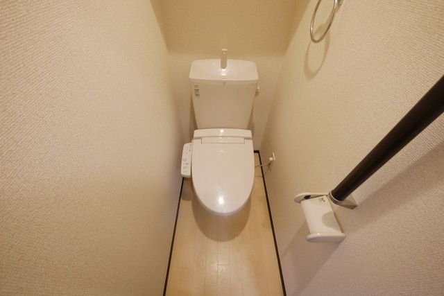 東京メトロ有楽町線 地下鉄赤塚駅 徒歩13分 2階建 築11年のトイレ写真