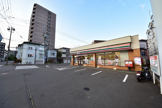 コンビニ　セブンイレブン東札幌5条店（コンビニ）まで232m