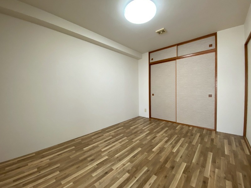 その他部屋・スペース　寝室はこちらです。光が差し込む、温かみのあるお部屋です。