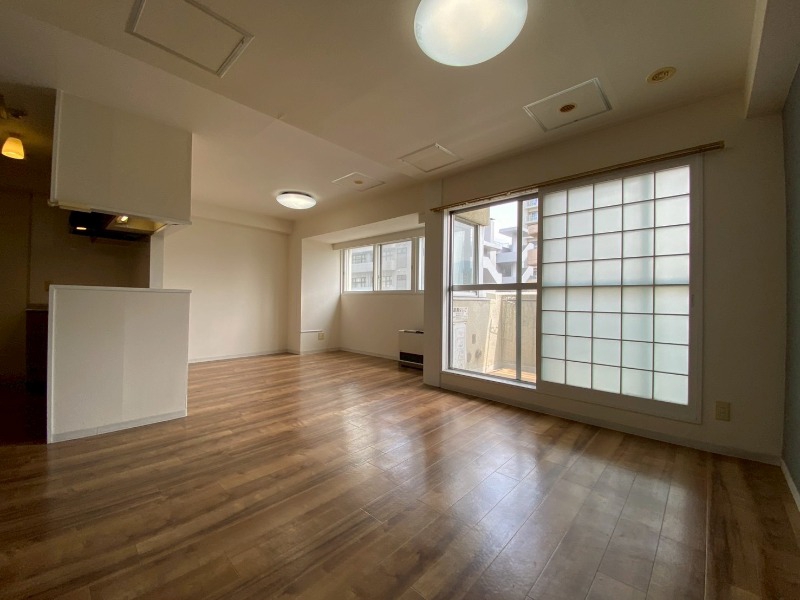 居室・リビング　リビングです。白を基調としていてお部屋全体が明るいですね！