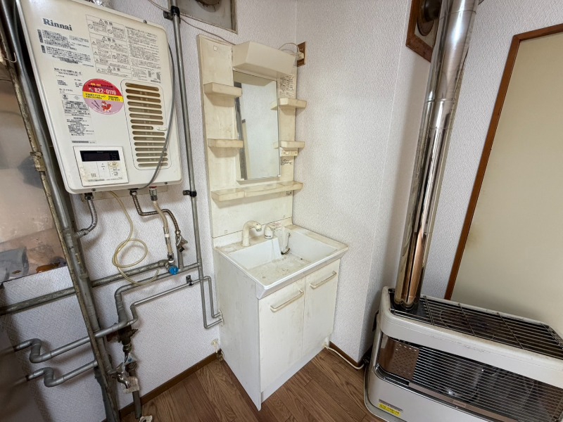 洗面設備　独立洗面台です。大きくてよいですね。シャンプーもできます。