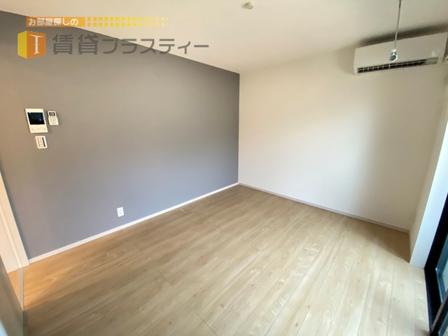 居室・リビング　正方形に近いお部屋で家具の配置もしやすいですね。