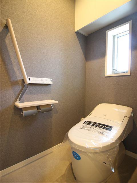 トイレ　トイレ用品を収納できる棚付き。手すりあります。