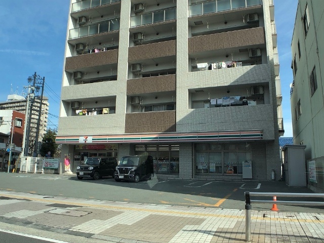 コンビニ　セブンイレブン津市西丸之内店（コンビニ）まで460m