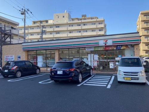 コンビニ　セブンイレブン（コンビニ）まで655m