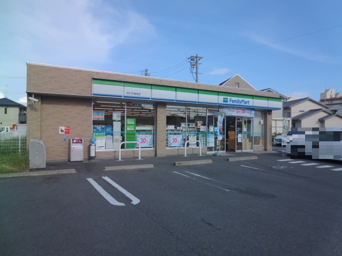 コンビニ　ファミリーマート（コンビニ）まで832m
