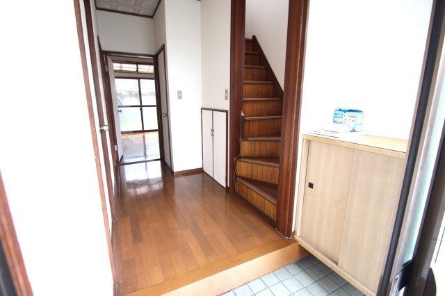 中元貸家の玄関写真